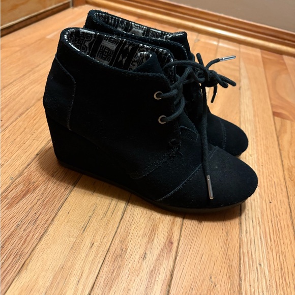 Toms Black Suede Ankle Booties Size 6 - Picture 2 of 6